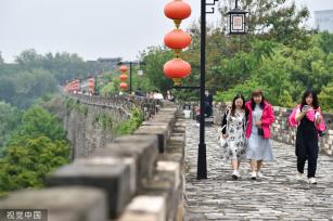 南京：立夏节气 游客登明城墙赏景