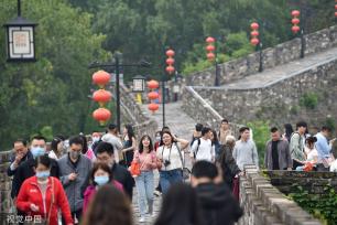 南京：立夏节气 游客登明城墙赏景