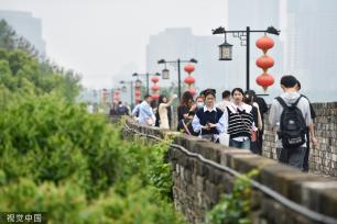 南京：立夏节气 游客登明城墙赏景