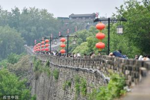 南京：立夏节气 游客登明城墙赏景