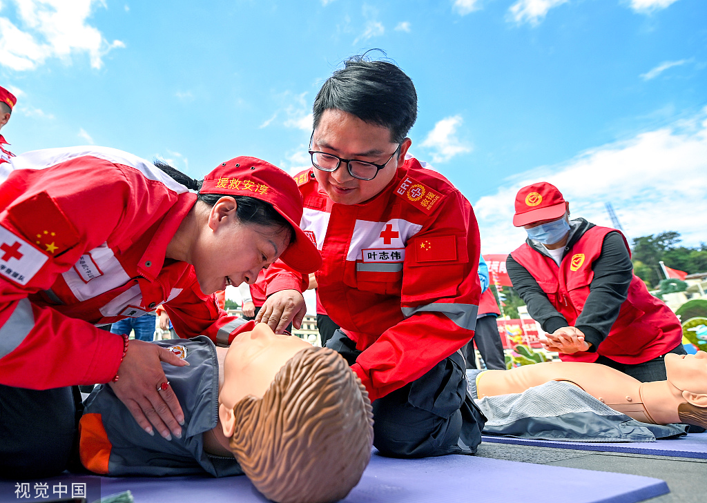 杭州：世界红十字日 志愿者学习应急救护知识