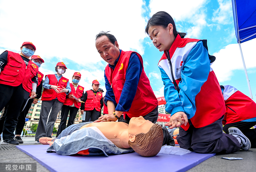 杭州：世界红十字日 志愿者学习应急救护知识