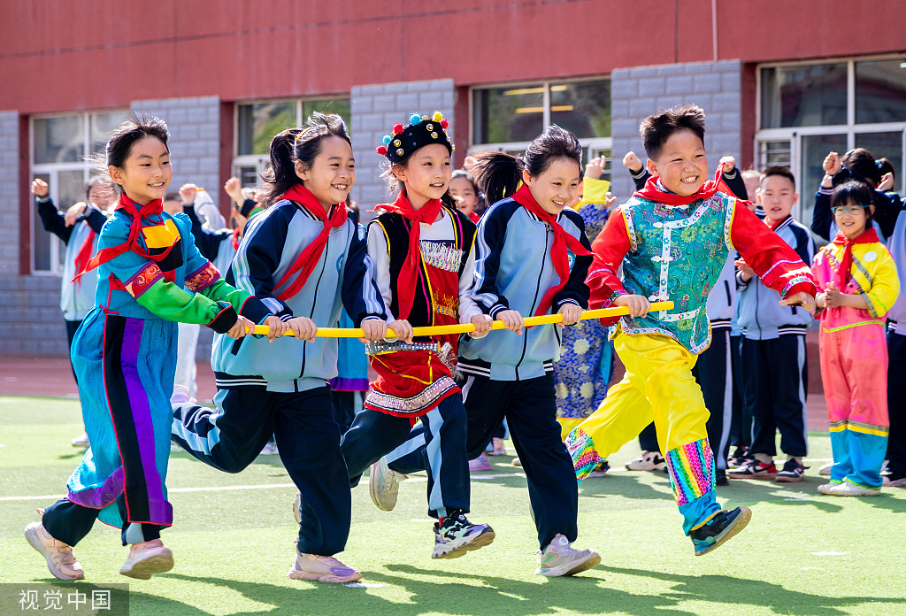 呼和浩特：小学生进行趣味运动