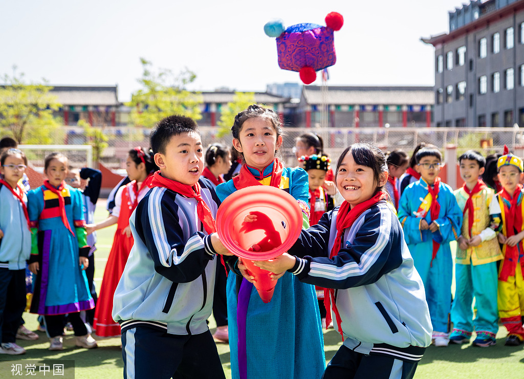 呼和浩特：小学生进行趣味运动