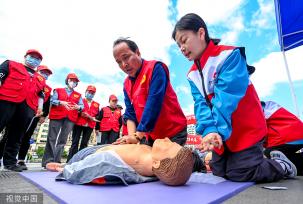 杭州：世界红十字日 志愿者学习应急救护知识