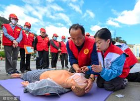 杭州：世界红十字日 志愿者学习应急救护知识