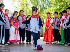 呼和浩特：小学生进行趣味运动