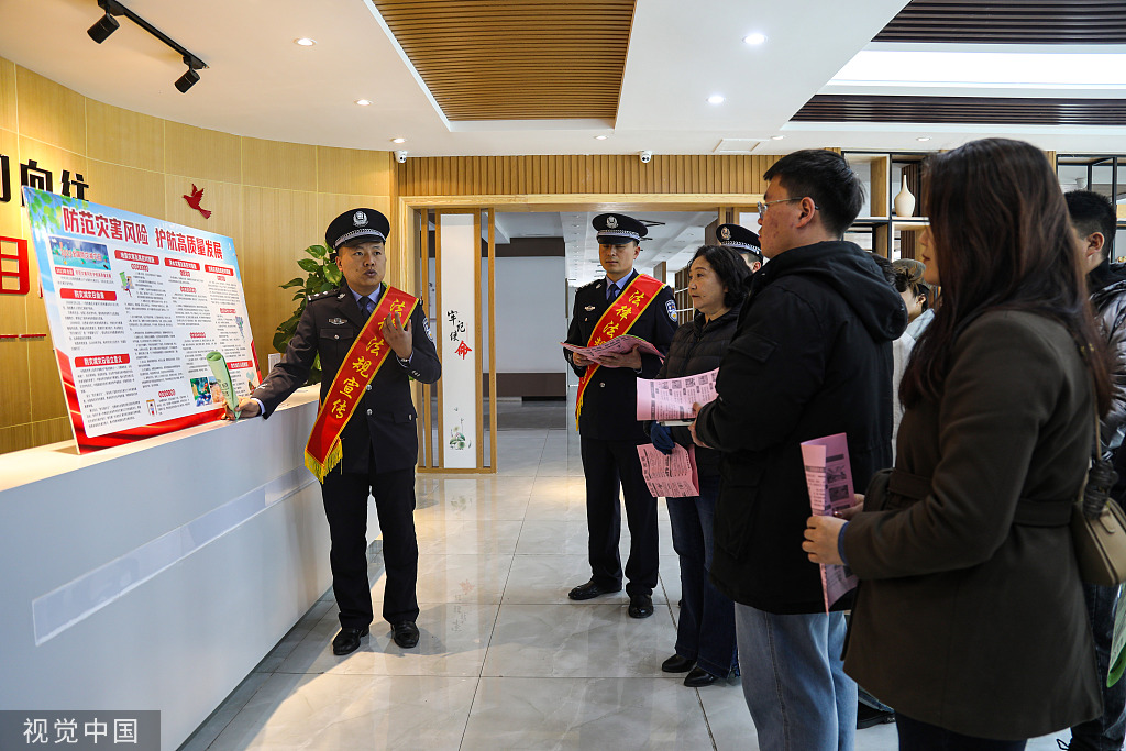 新疆阿勒泰：民警入社区宣传防灾减灾知识