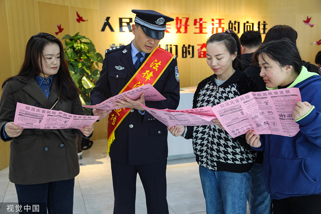 新疆阿勒泰：民警入社区宣传防灾减灾知识