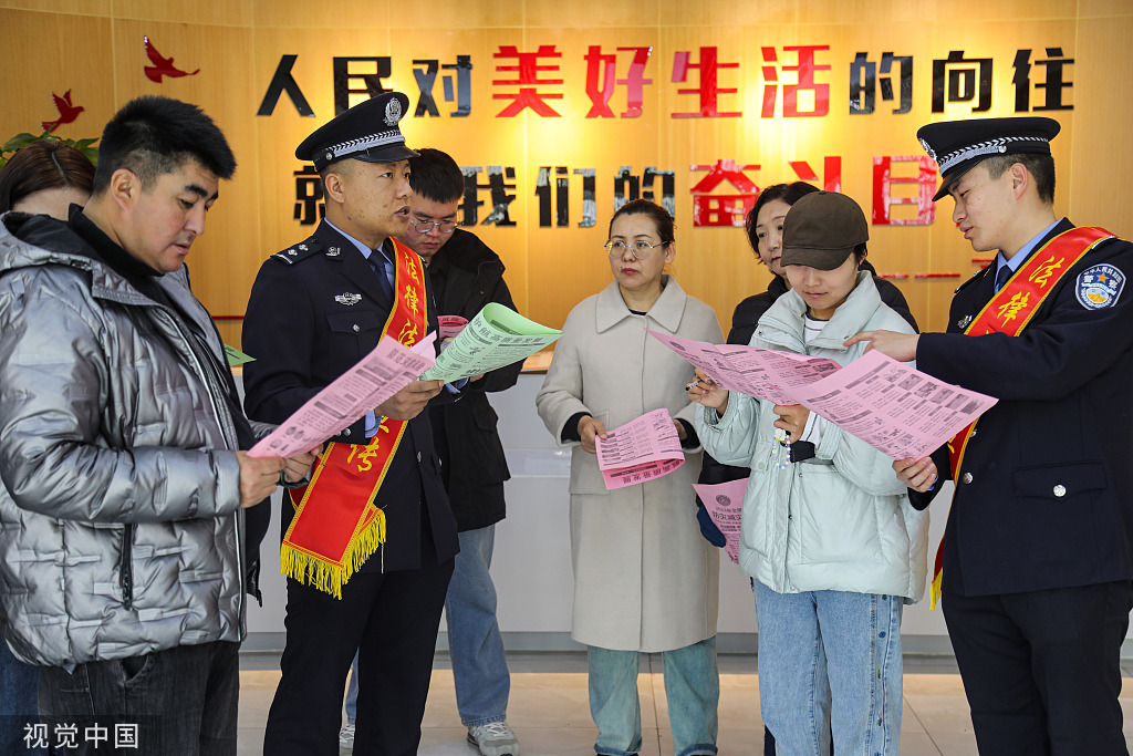 新疆阿勒泰：民警入社区宣传防灾减灾知识