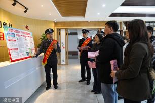 新疆阿勒泰：民警入社区宣传防灾减灾知识