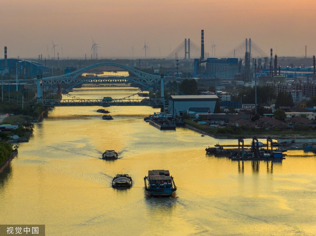 江苏淮安：货船往来京杭大运河上