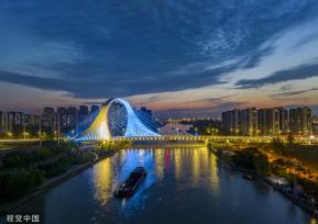 江苏淮安：货船往来京杭大运河上