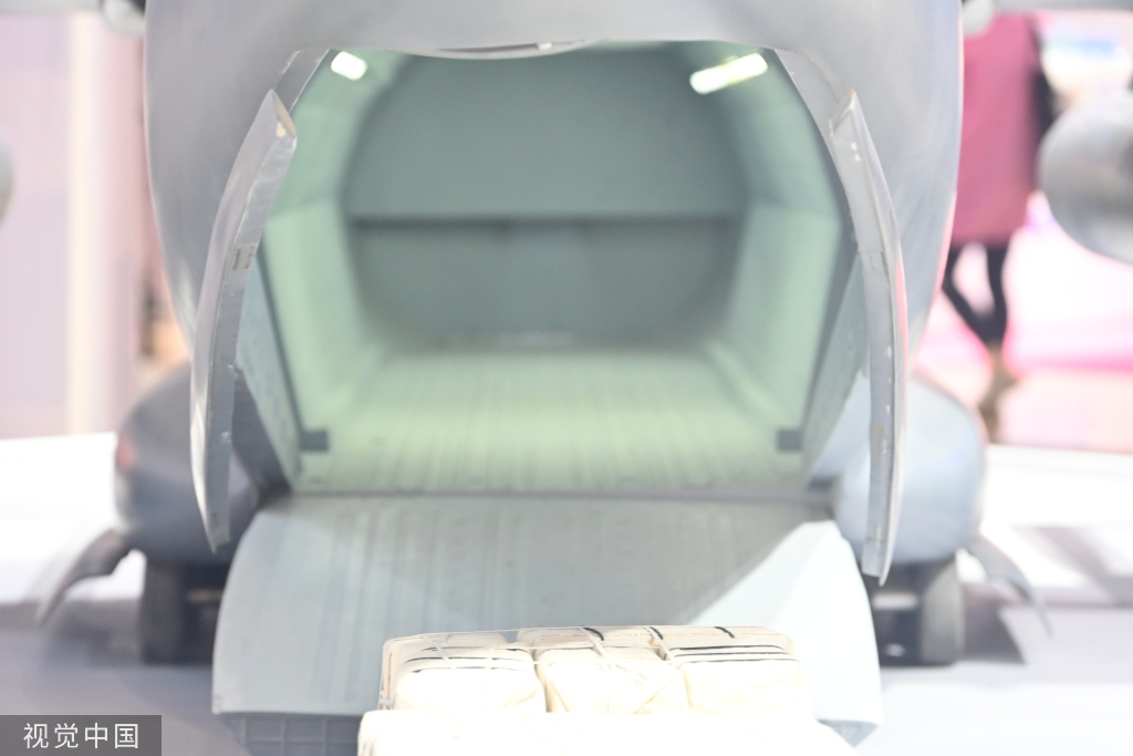 上海：运-20模型亮相中国品牌日活动