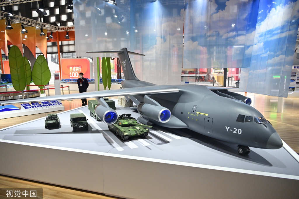 上海：运-20模型亮相中国品牌日活动