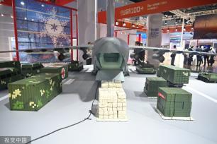 上海：运-20模型亮相中国品牌日活动