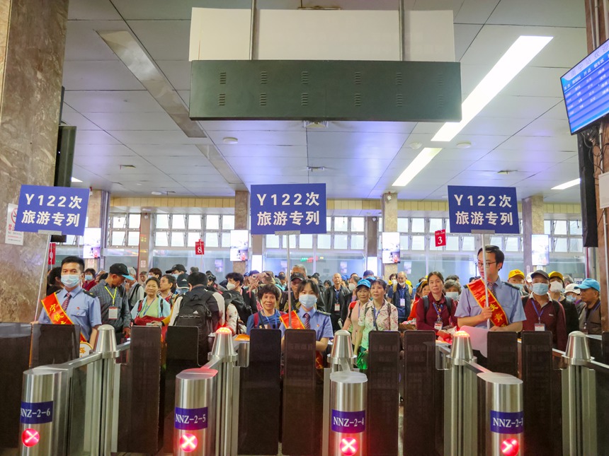 广西开行首趟“闯关东·看草原”主题旅游专列