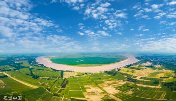 河南开封：黄河湾风景区农田葱绿