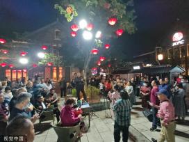 青岛：即墨古城灯火通明 游人纷至沓来