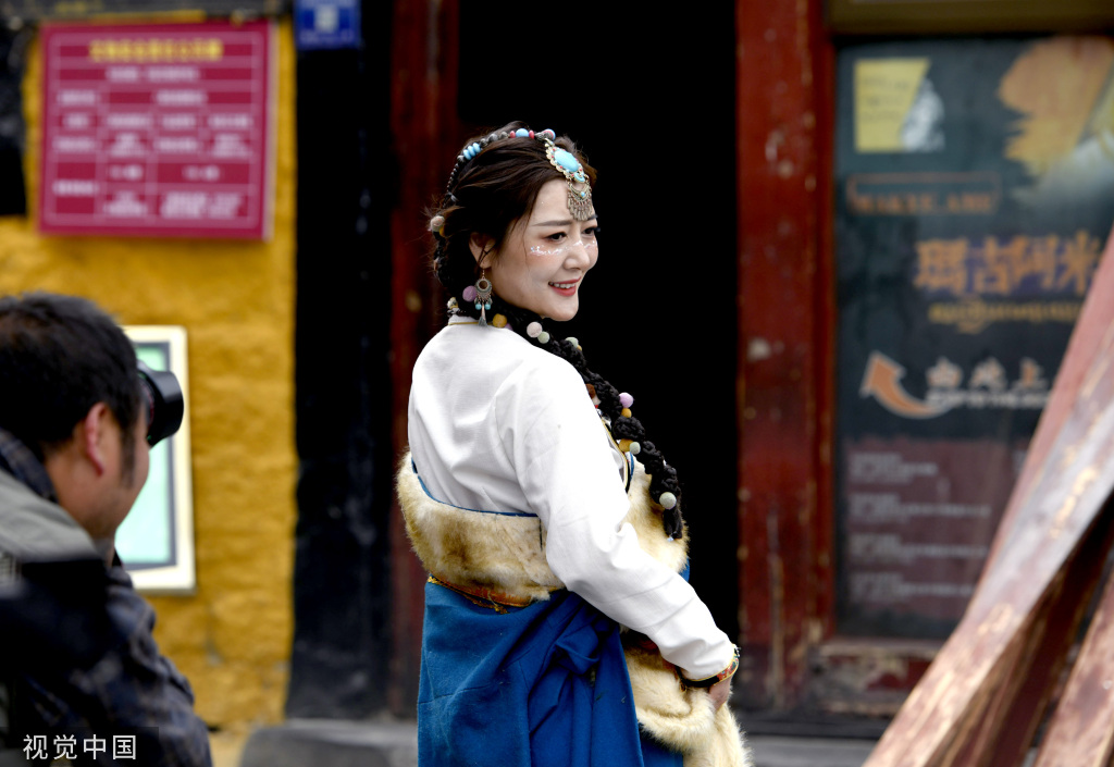 西藏迎最佳旅游时节 拉萨各景点内游客拍照打卡