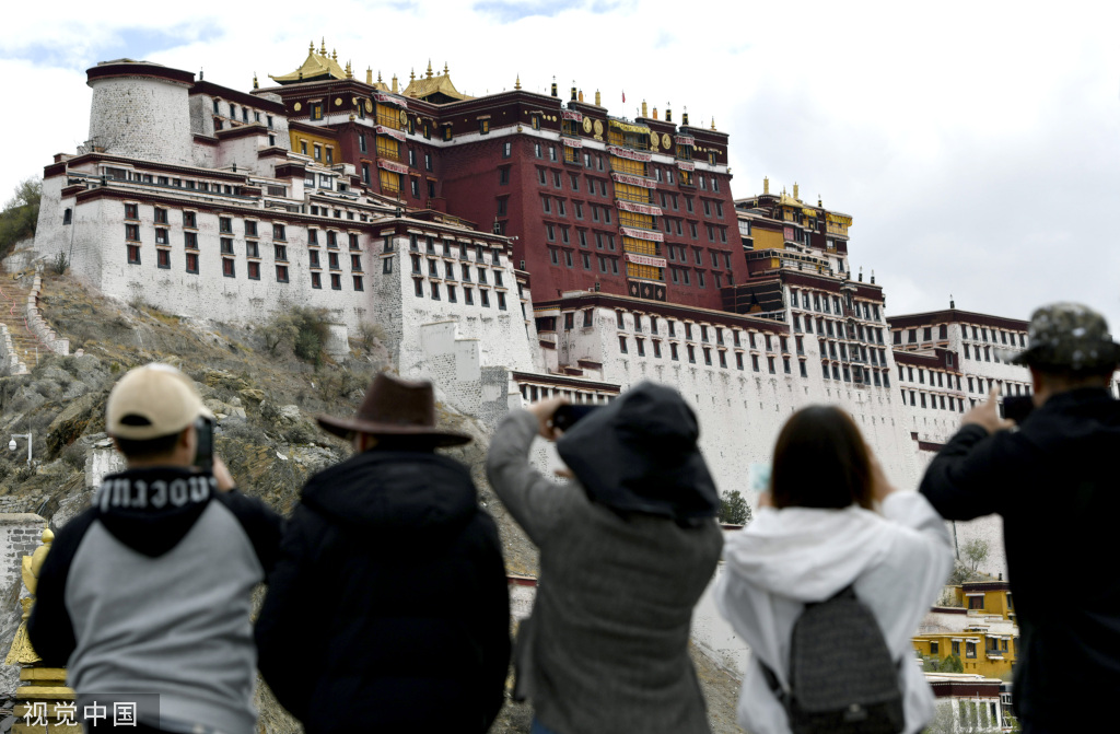 西藏迎最佳旅游时节 拉萨各景点内游客拍照打卡