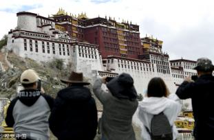 西藏迎最佳旅游时节 拉萨各景点内游客拍照打卡