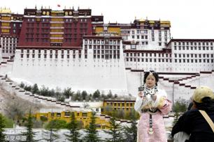 西藏迎最佳旅游时节 拉萨各景点内游客拍照打卡