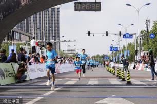 北京密云马拉松举行 万名跑者参与