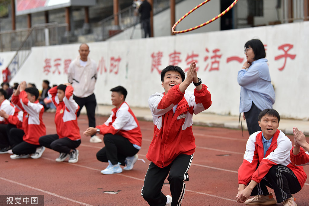 贵州黔东南：高三学生参与趣味减压游戏活动