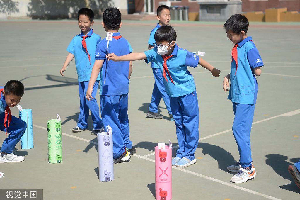 北京：学生学习垃圾分类知识