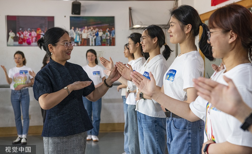 浙江金华：杭州亚运会志愿者训练礼仪