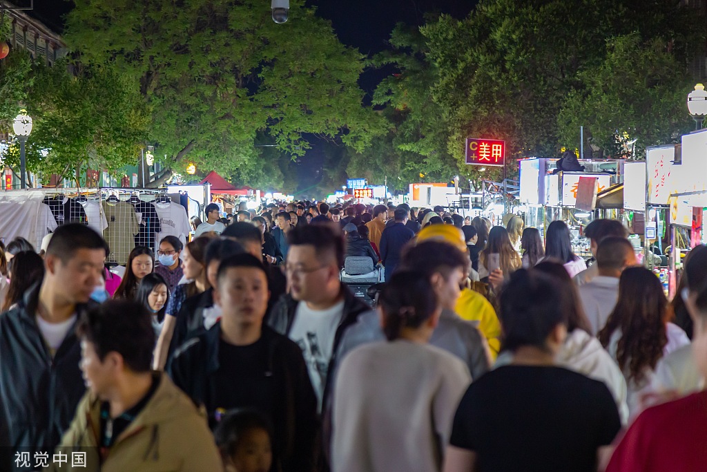 开封：书店街游客熙熙攘攘 夜市地摊生意繁荣