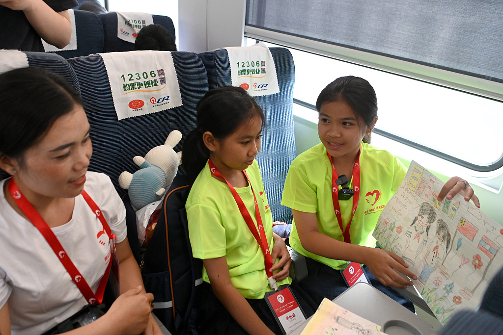 百名老挝学生乘坐中老铁路列车参观昆明
