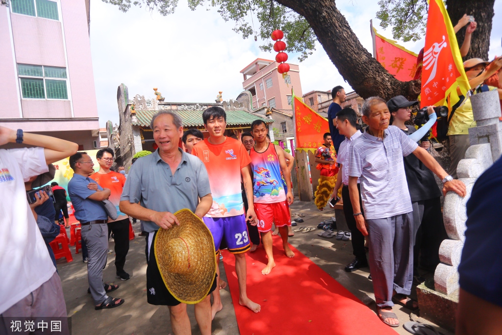 广东东莞举办端午节龙舟起龙仪式