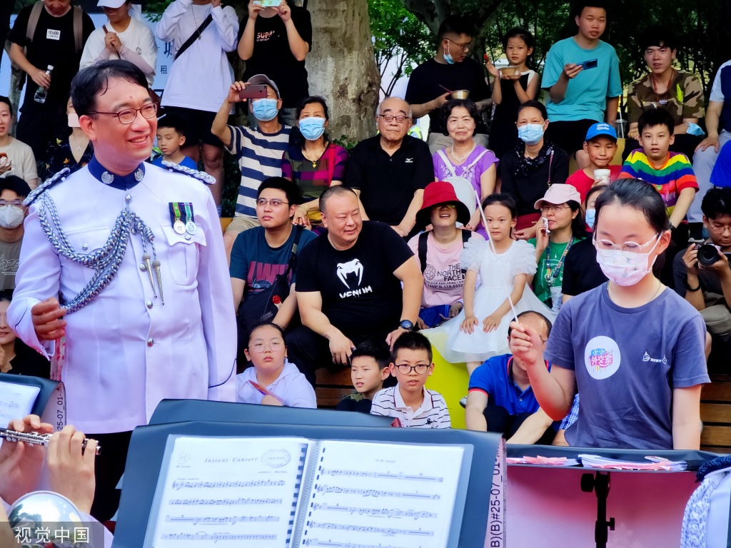 香港警察乐队武汉街头吹奏爱国爱港名曲