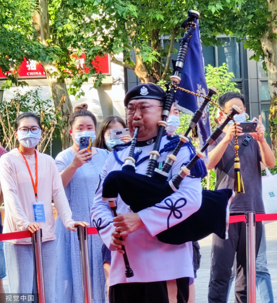 香港警察乐队武汉街头吹奏爱国爱港名曲