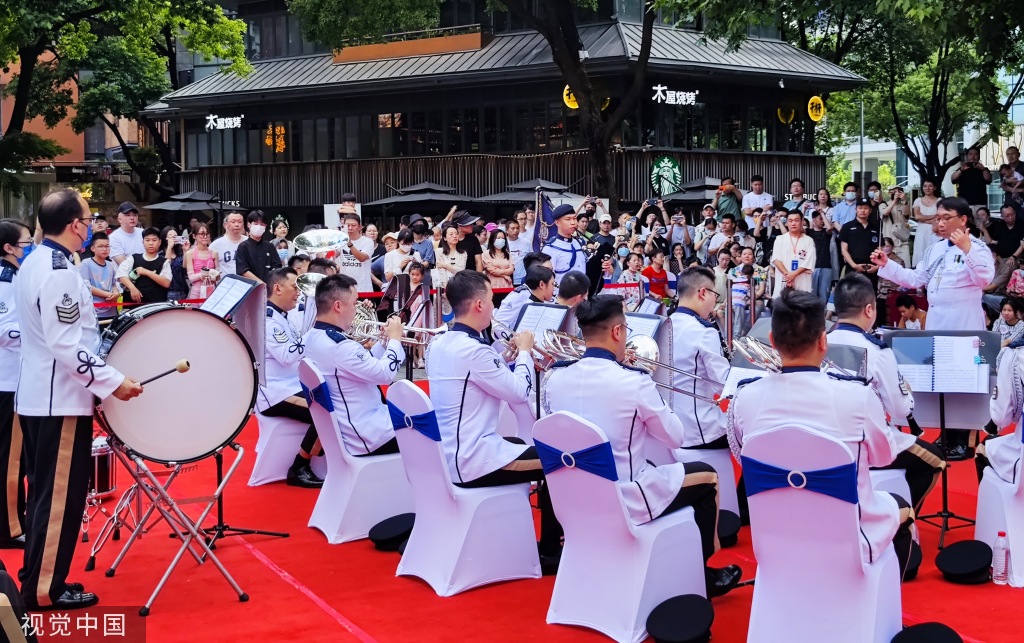 香港警察乐队武汉街头吹奏爱国爱港名曲