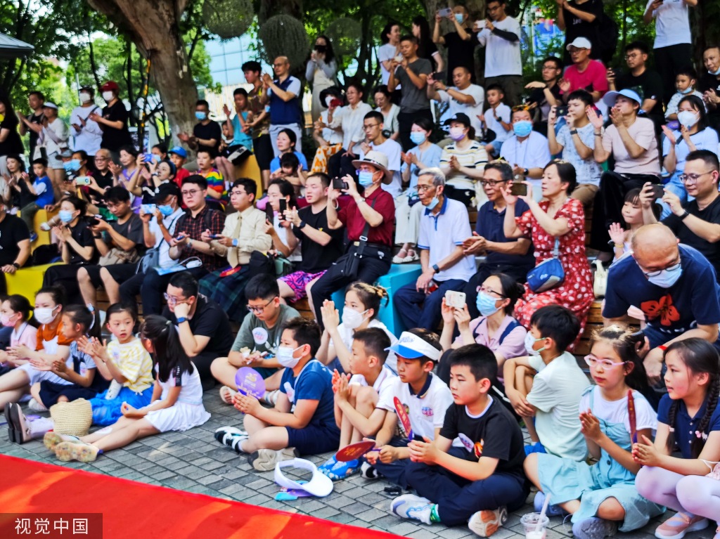 香港警察乐队武汉街头吹奏爱国爱港名曲