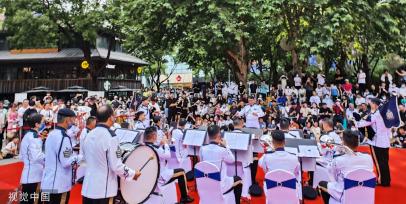 香港警察乐队武汉街头吹奏爱国爱港名曲