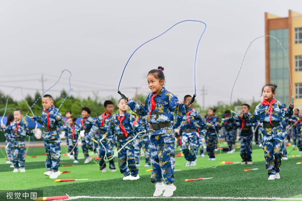 内蒙古鄂尔多斯：学生体验花样跳绳彩带舞