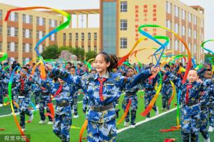 内蒙古鄂尔多斯：学生体验花样跳绳彩带舞