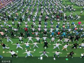 四川资阳：2500多名高三学子练瑜伽解压迎考