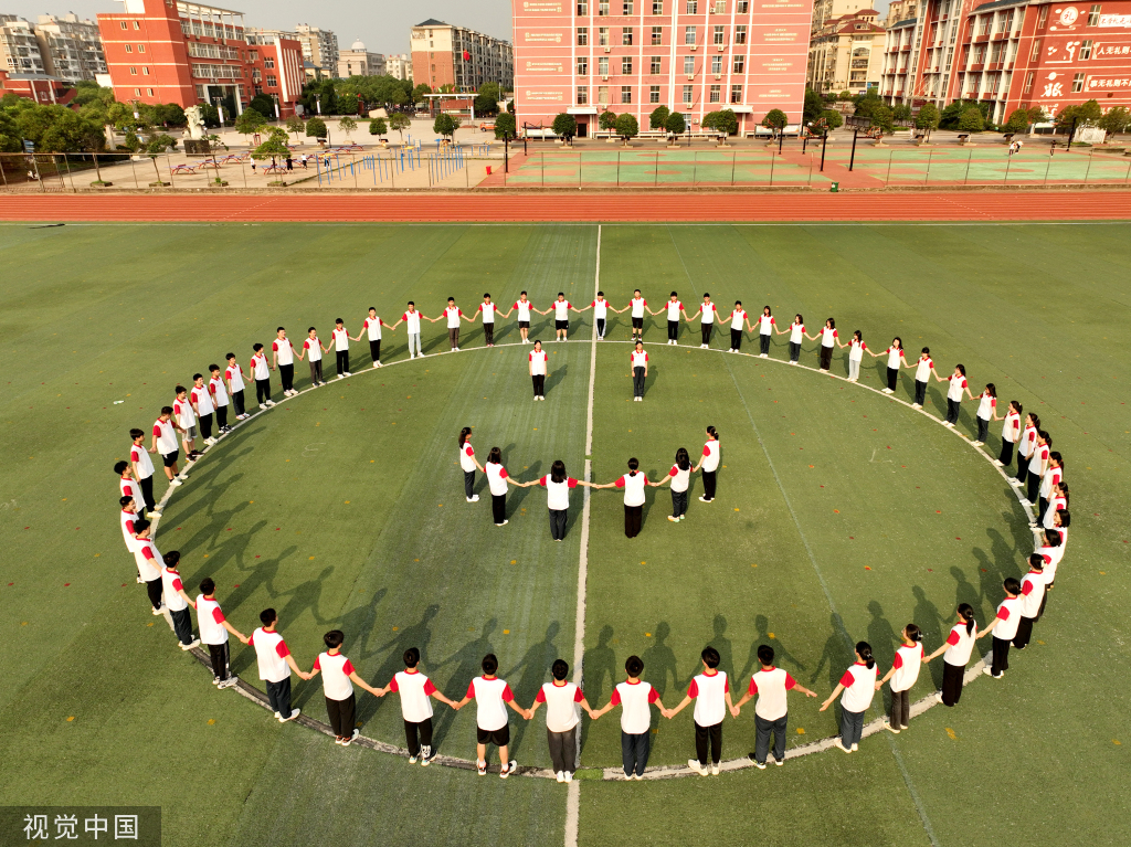 江西上饶：学生拍摄创意照 减压迎中考