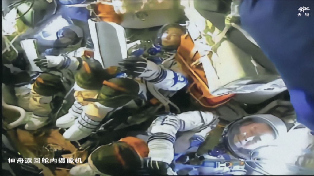 神舟十五号航天员乘组返回地球