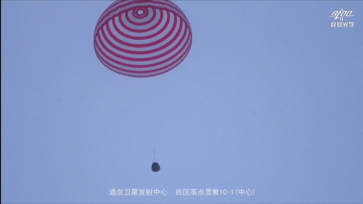 神舟十五号航天员乘组返回地球