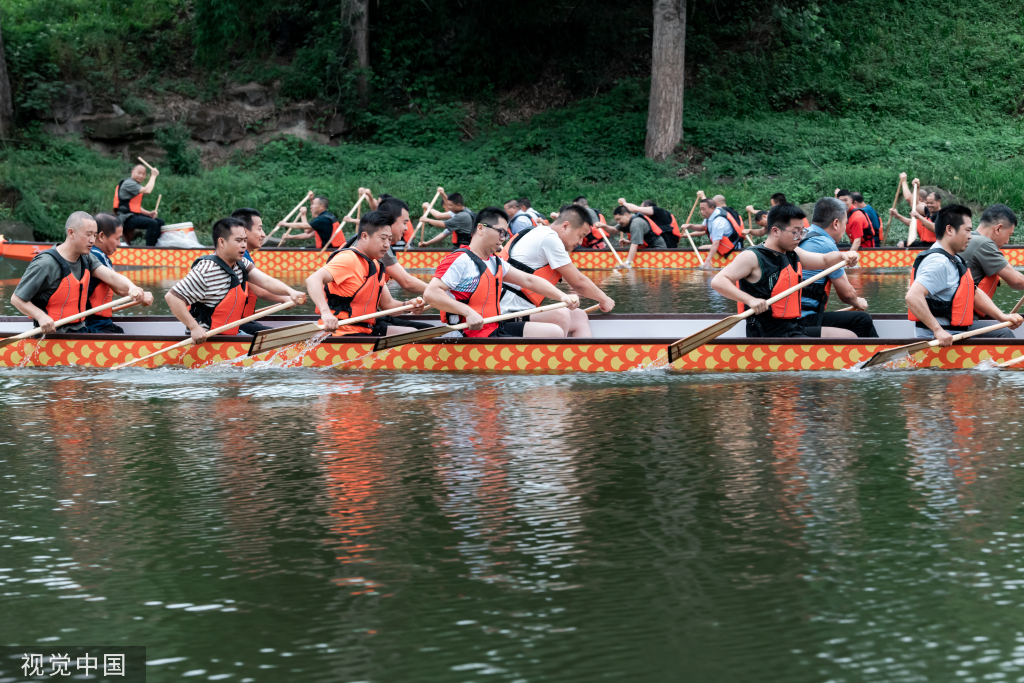 重庆：运动员训练划龙舟技能