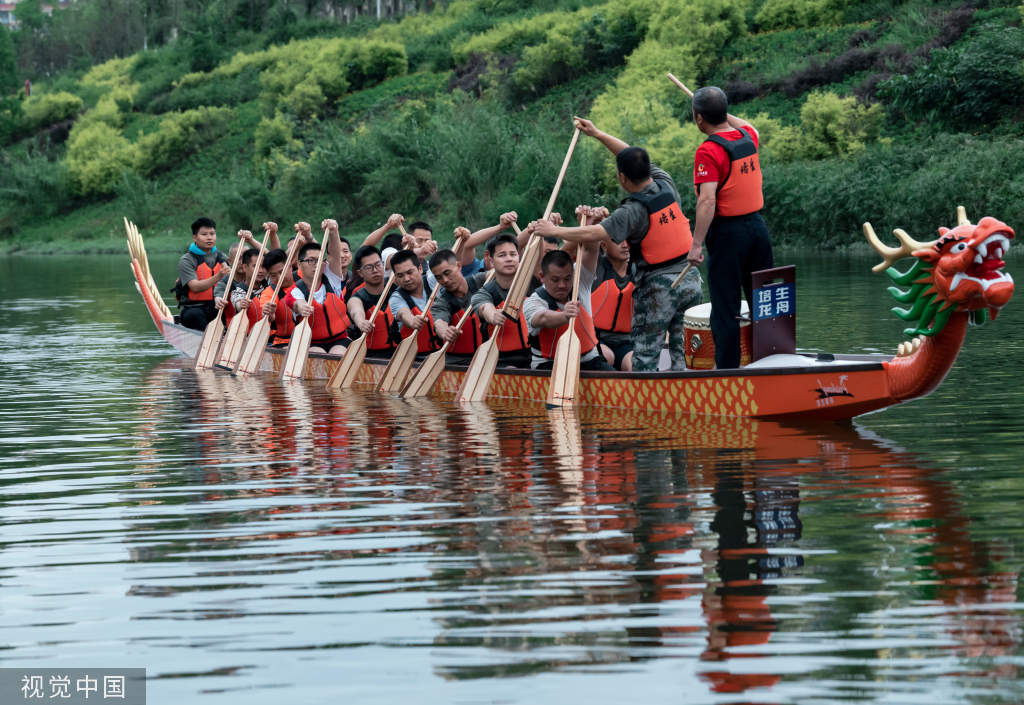 重庆：运动员训练划龙舟技能