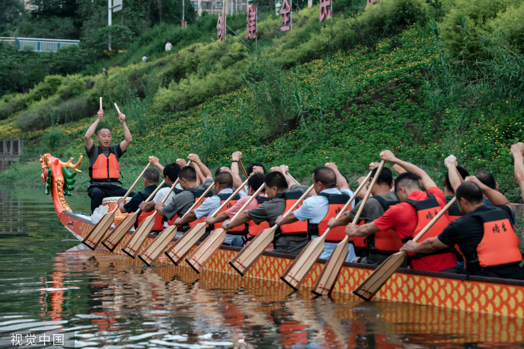 重庆：运动员训练划龙舟技能