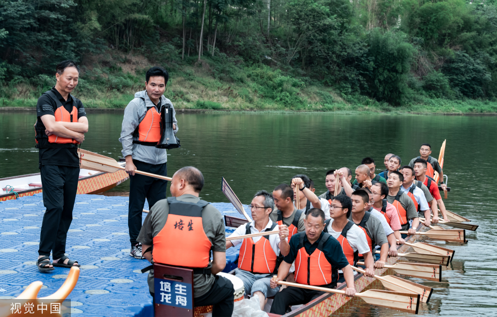 重庆：运动员训练划龙舟技能