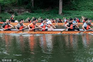 重庆：运动员训练划龙舟技能